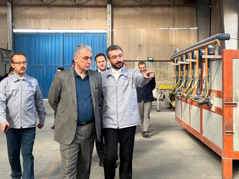 آقای دکتر سعدمحمدی و آقای دکتر مولوی زاده در حال بازدید از کوره پخت شرکت گسترش کاتالیست ایرانیان